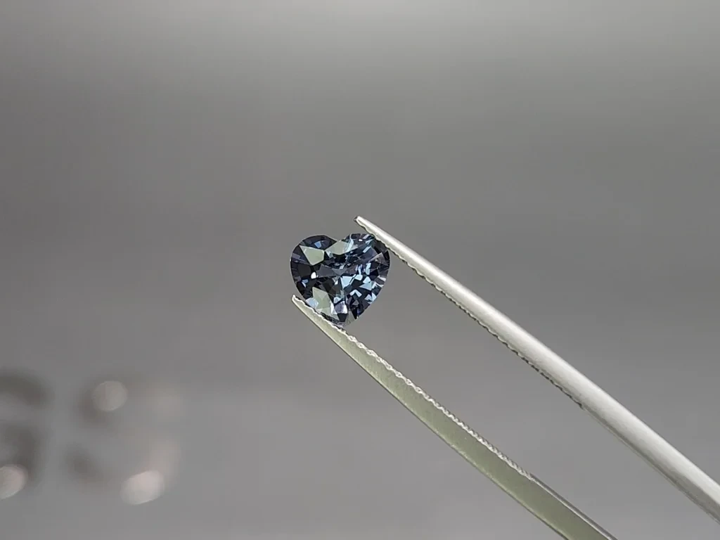 Серо-синяя шпинель в огранке сердце 1,13 карат, Бирма Изображение №3