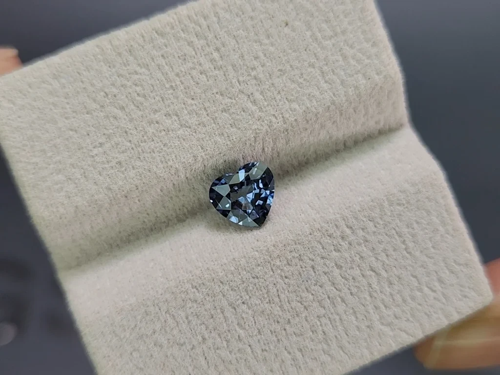 Серо-синяя шпинель в огранке сердце 1,13 карат, Бирма Изображение №4