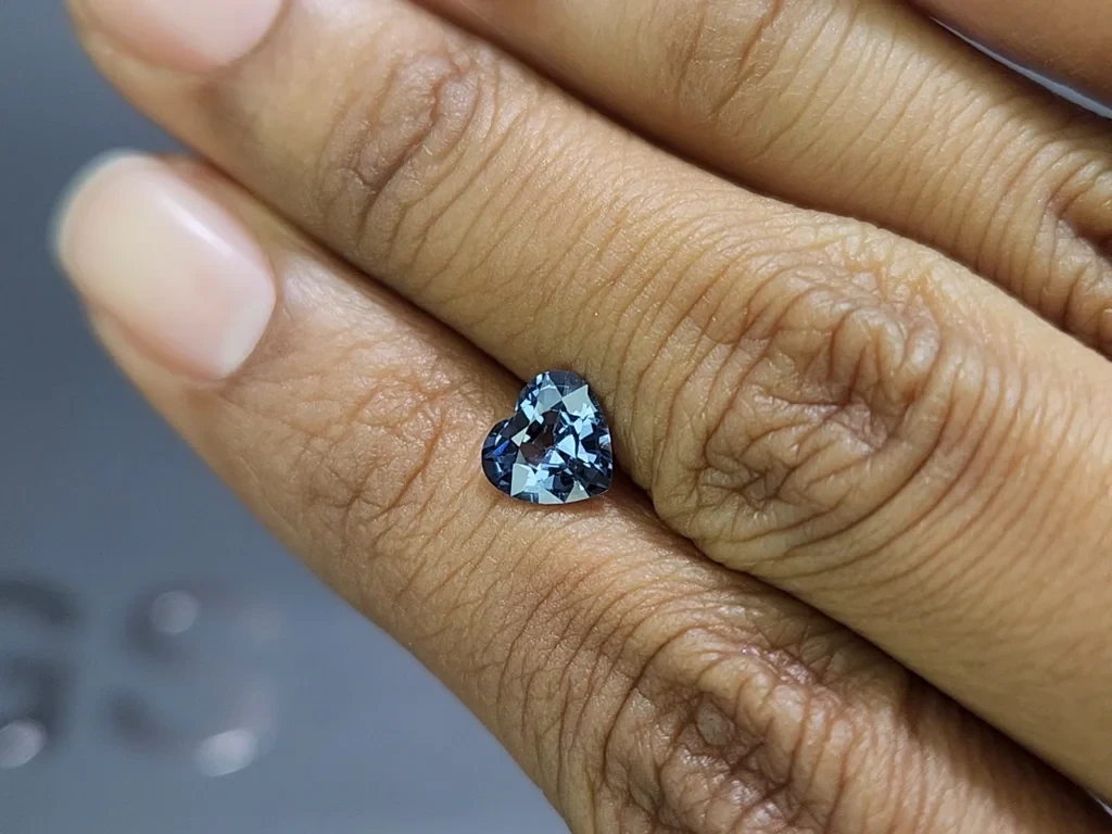 Серо-синяя шпинель в огранке сердце 1,13 карат, Бирма Изображение №2