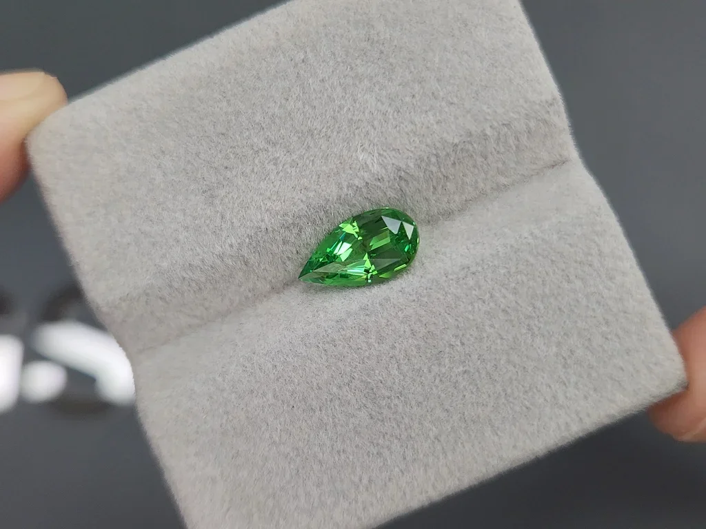 Гранат цаворит Intense Green в огранке груша 1,53 карата, Танзания  Изображение №4