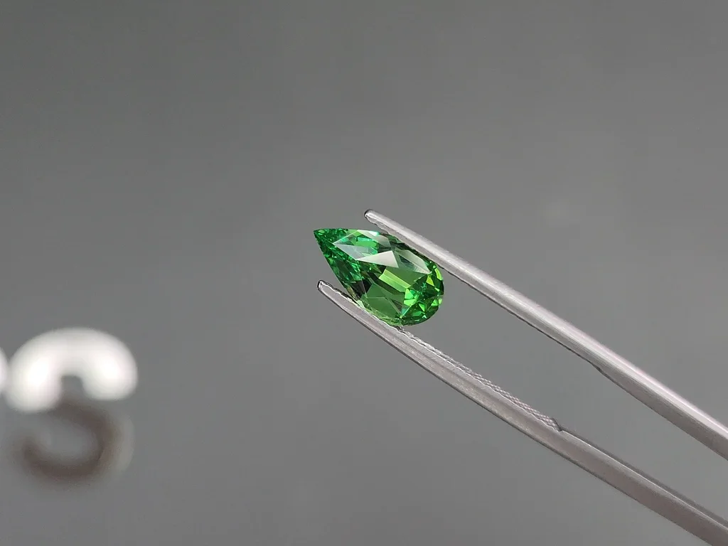 Гранат цаворит Intense Green в огранке груша 1,53 карата, Танзания  Изображение №3