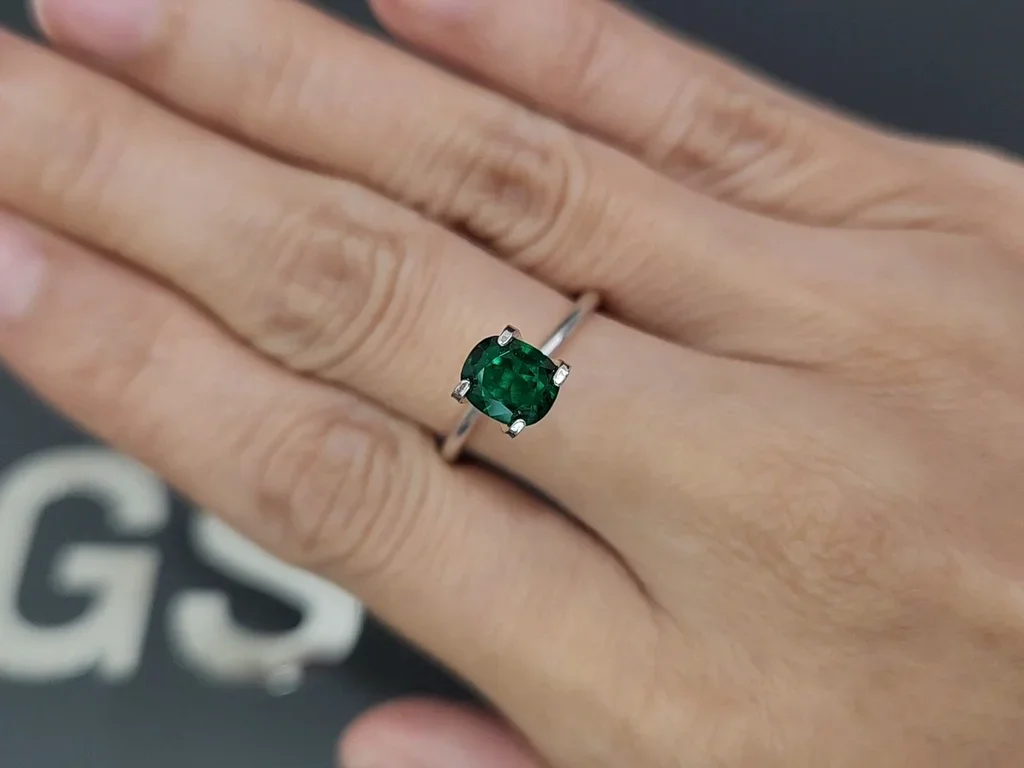 Изумруд Vivid Green в огранке кушон 0,93 карата, Панджшер Изображение №5