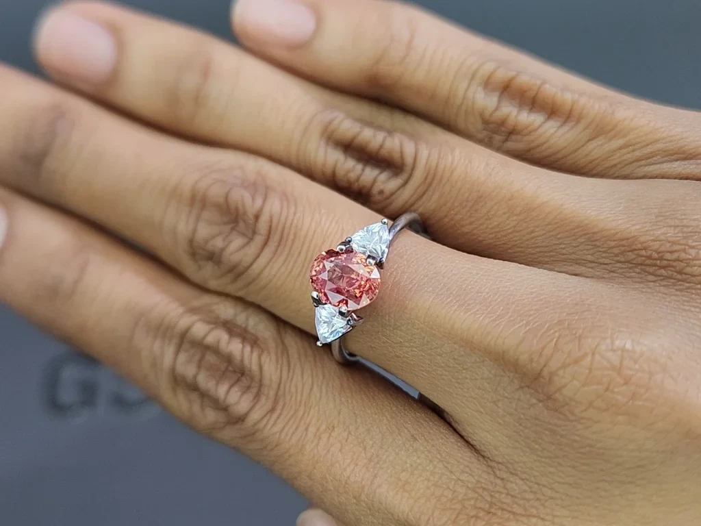 Негретый сапфир Падпараджа в огранке овал 2,00 карат, Шри-Ланка  Изображение №5