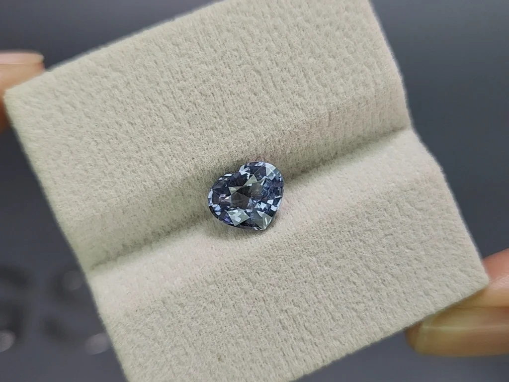Серо-синяя шпинель в огранке сердце 2,12 карат, Танзания Изображение №4