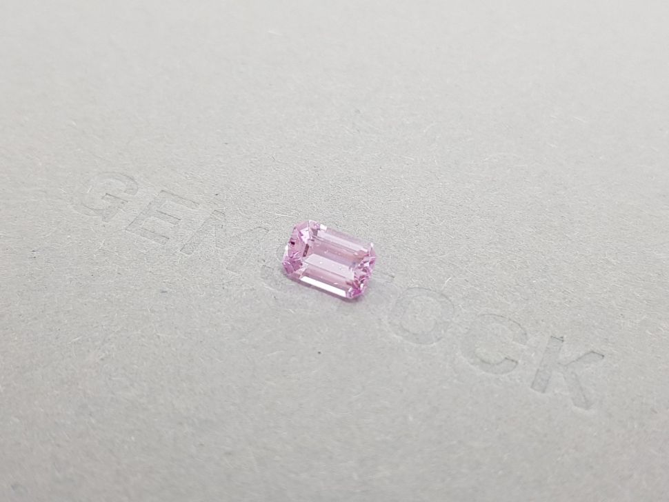 Нежно-розовый негретый сапфир в огранке октагон 1,56 карат Изображение №3