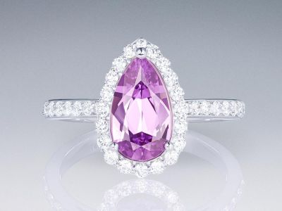 Кольцо с ярко-фиолетовым сапфиром 1,23 карат и бриллиантами в белом золоте 750 пробы photo