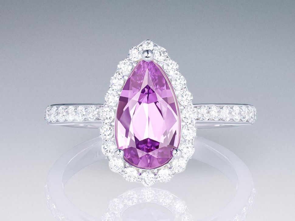 Кольцо с ярко-фиолетовым сапфиром 1,23 карат и бриллиантами в белом золоте 750 пробы Изображение №1