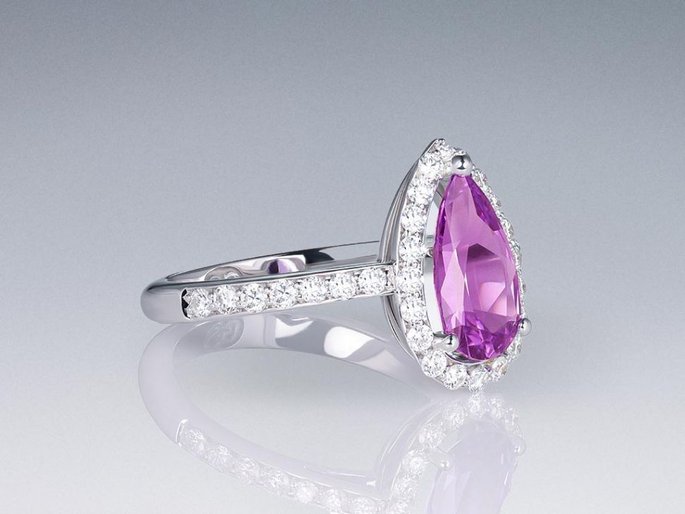 Кольцо с ярко-фиолетовым сапфиром 1,23 карат и бриллиантами в белом золоте 750 пробы Изображение №2