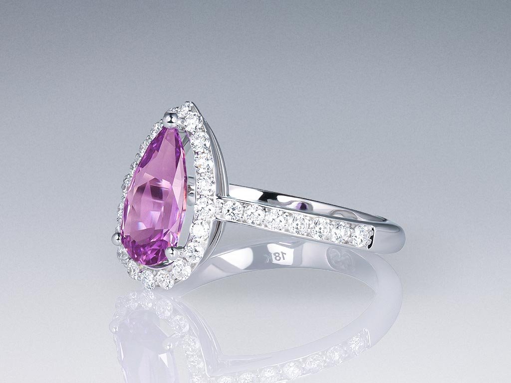 Кольцо с ярко-фиолетовым сапфиром 1,23 карат и бриллиантами в белом золоте 750 пробы Изображение №3