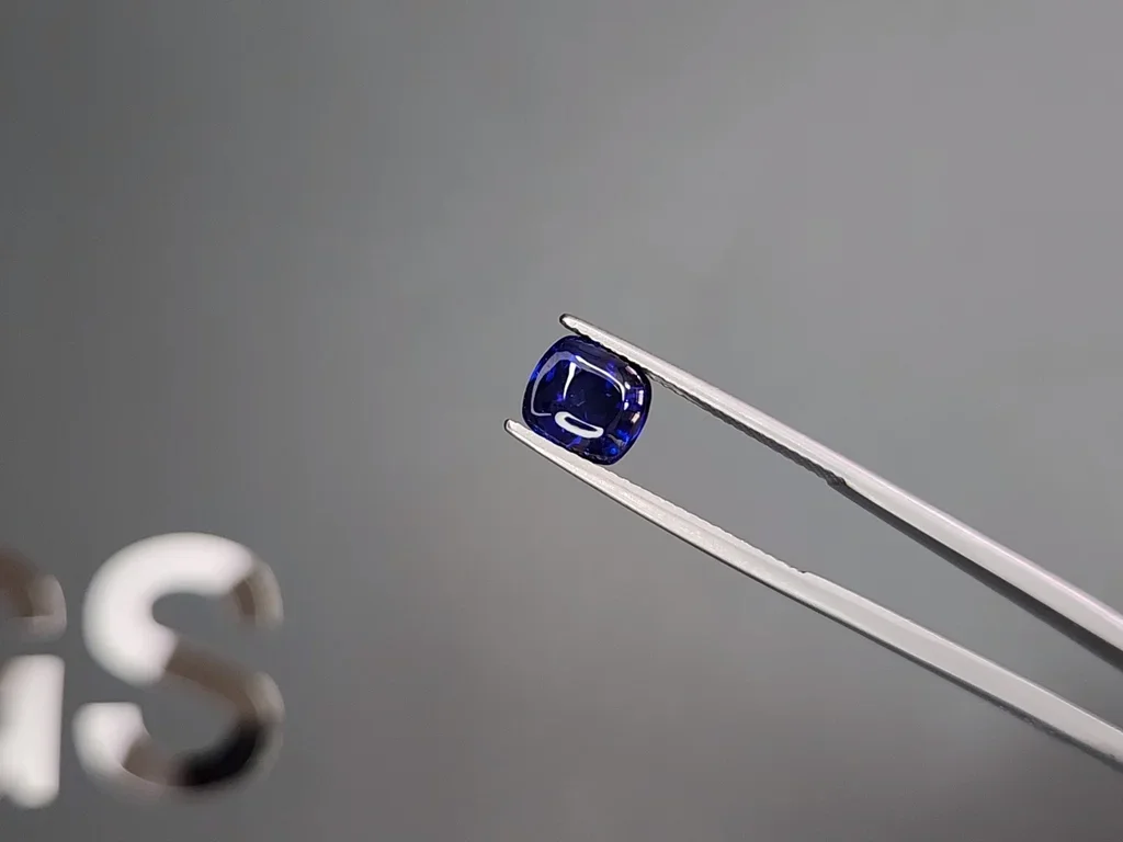Сапфир Intense Blue в огранке кабошон 2,62 карата, Мадагаскар  Изображение №3