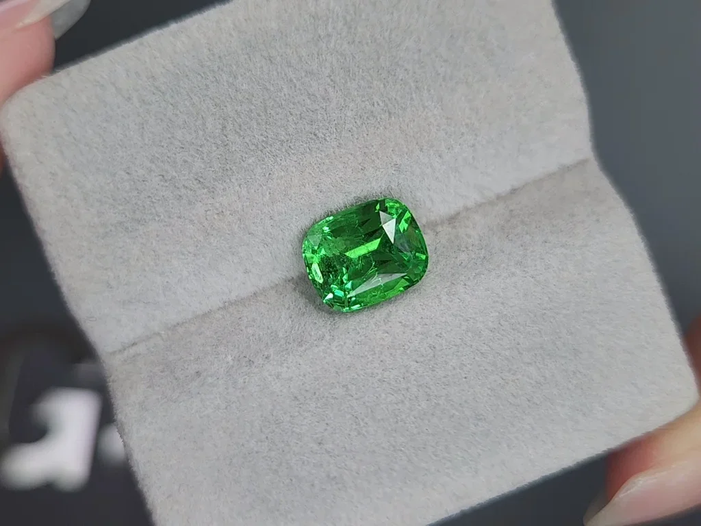 Гранат цаворит Intense Green в огранке кушон 2,83 карата, Танзания  Изображение №4