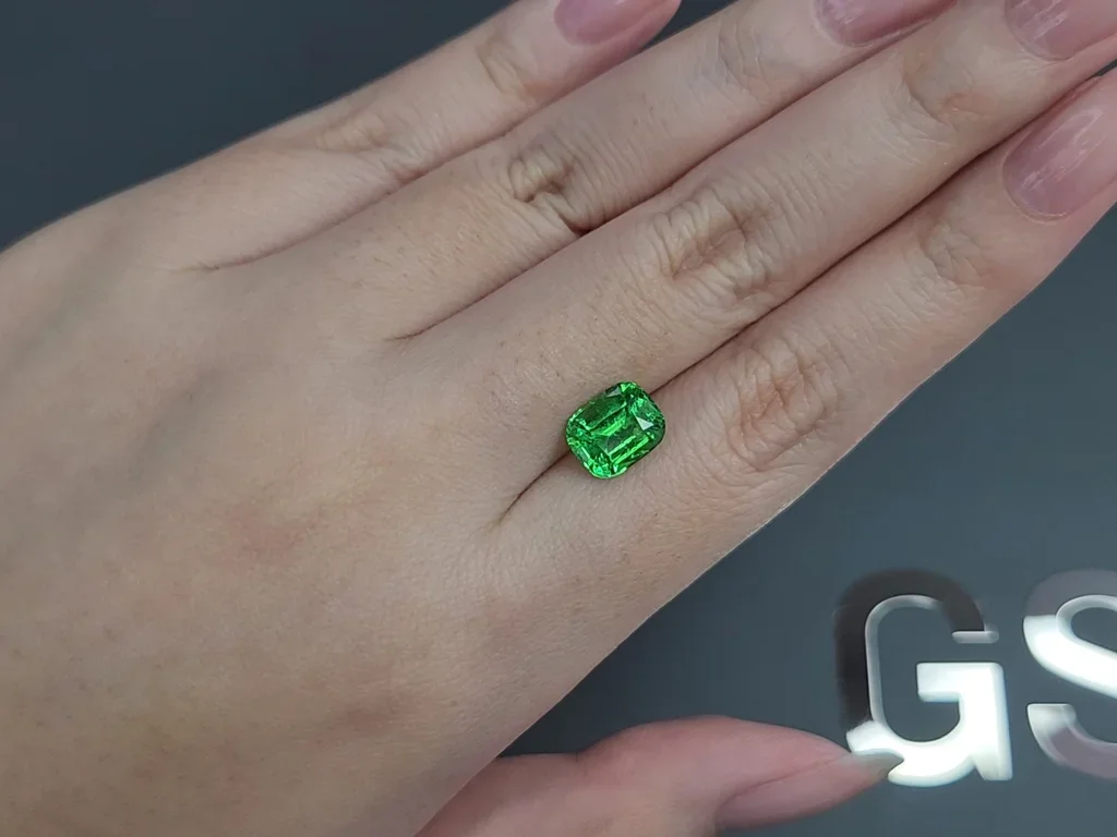 Гранат цаворит Intense Green в огранке кушон 2,83 карата, Танзания  Изображение №2