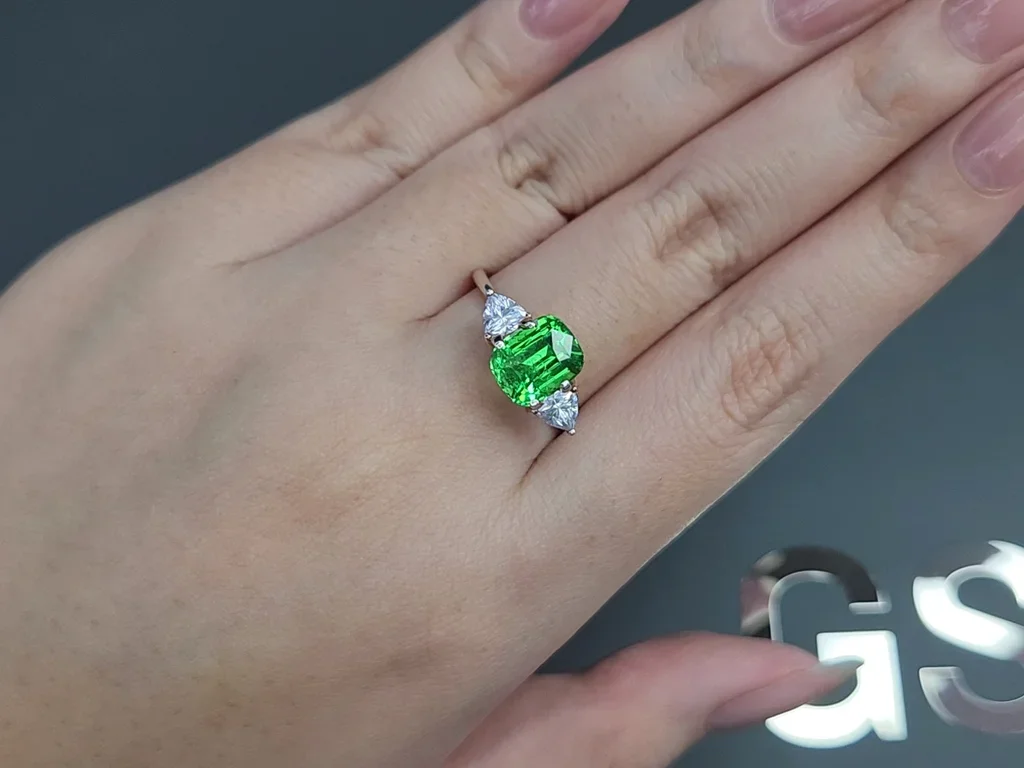 Гранат цаворит Intense Green в огранке кушон 2,83 карата, Танзания  Изображение №5