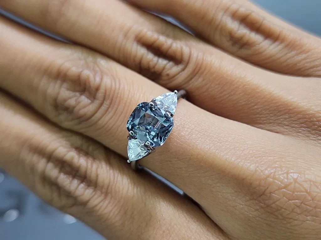 Серо-синяя шпинель в огранке кушон 2,32 карата, Танзания Изображение №5