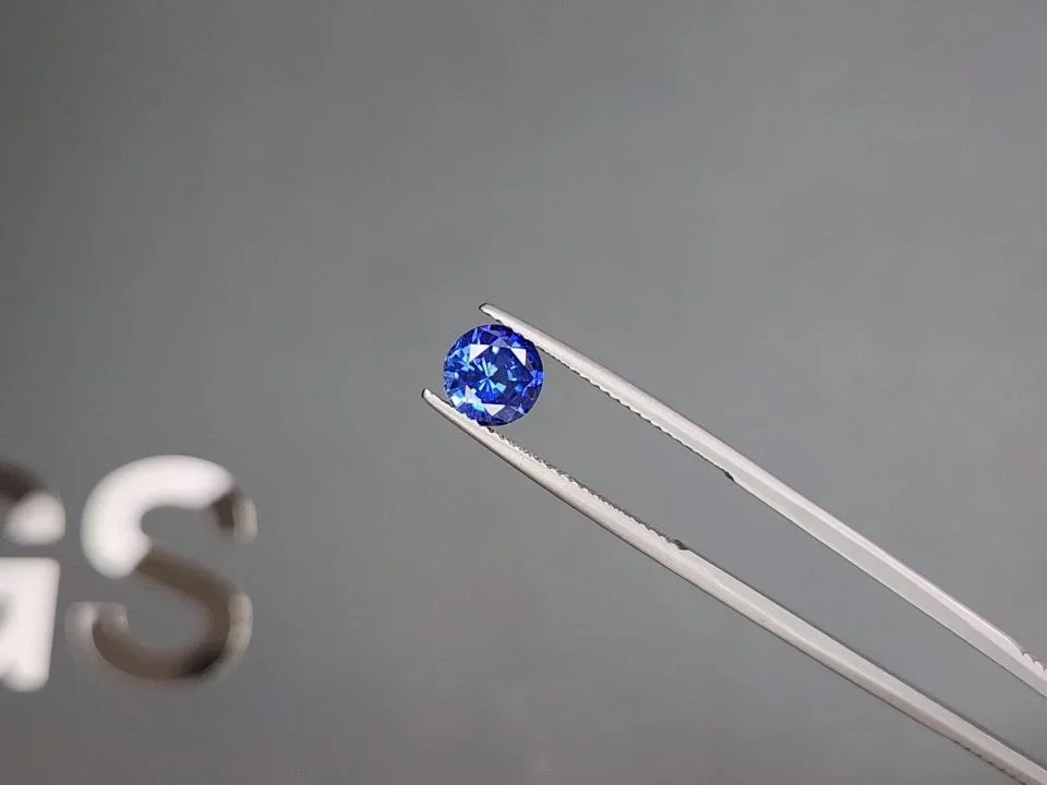 Синий сапфир Intense Cornflower в огранке круг 1,59 карата, Шри-Ланка  Изображение №3