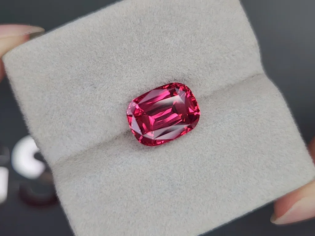 Шпинель Махенге Vibrant Pink-Red в огранке кушон 5,86 карата, Танзания  Изображение №4