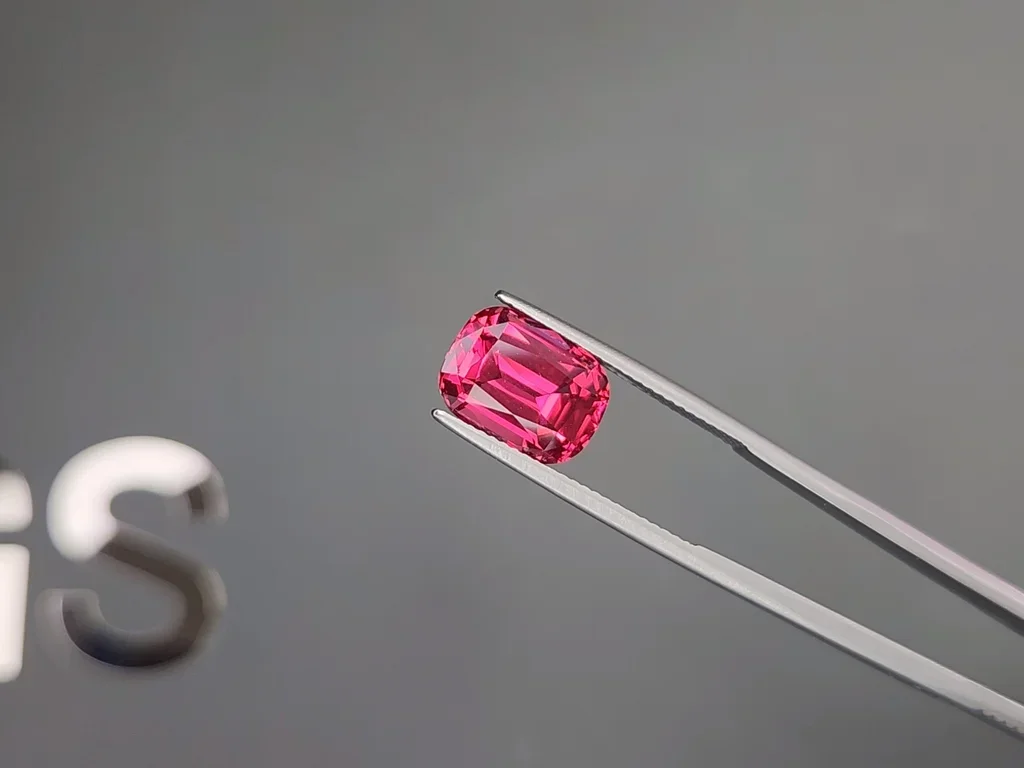 Шпинель Махенге Vibrant Pink-Red в огранке кушон 5,86 карата, Танзания  Изображение №3