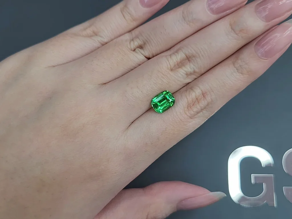 Гранат цаворит Intense Green в огранке кушон 2,39 карата, Танзания  Изображение №2