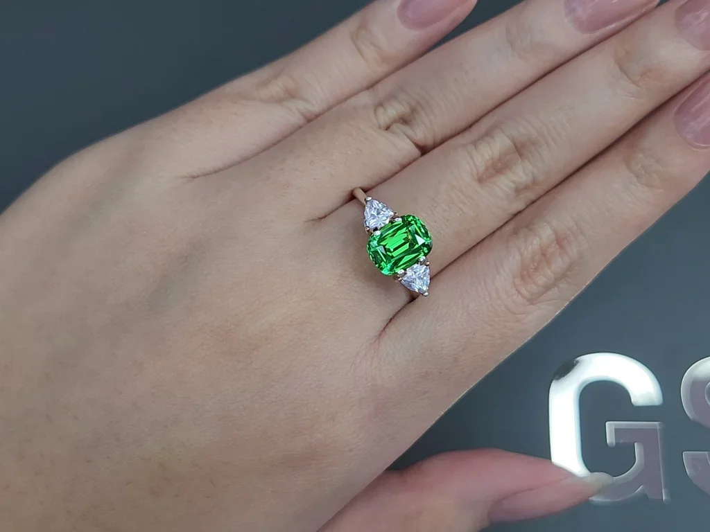 Гранат цаворит Intense Green в огранке кушон 2,39 карата, Танзания  Изображение №5
