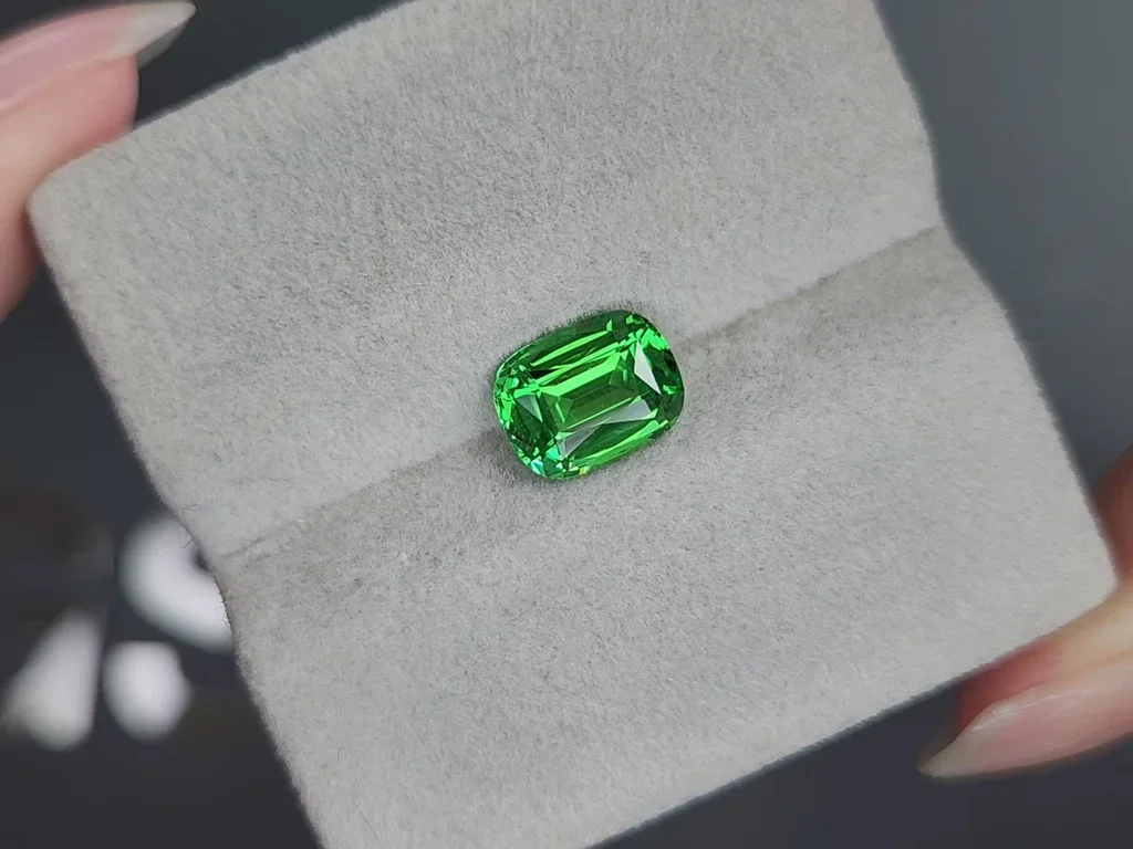 Гранат цаворит Intense Green в огранке кушон 2,39 карата, Танзания  Изображение №4