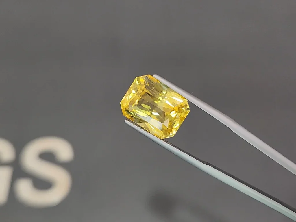 Негретый крупный сапфир Golden Yellow в огранке радиант 13,12 карат, Шри-Ланка Изображение №3