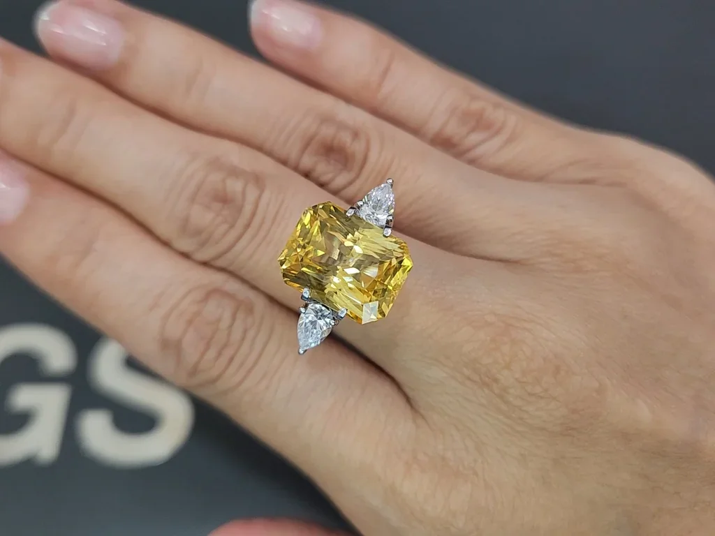Негретый крупный сапфир Golden Yellow в огранке радиант 13,12 карат, Шри-Ланка Изображение №5