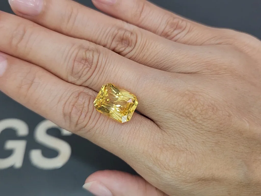 Негретый крупный сапфир Golden Yellow в огранке радиант 13,12 карат, Шри-Ланка Изображение №2