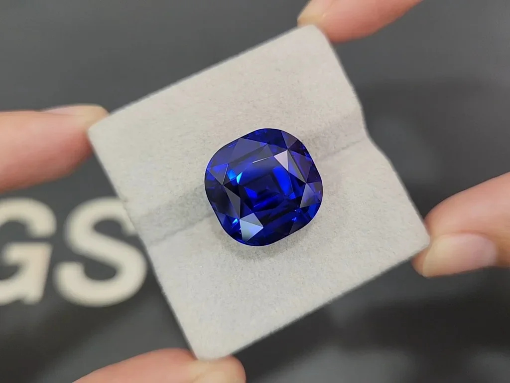 Крупный синий сапфир Royal Blue в огранке кушон 30,67 карат, Шри-Ланка  Изображение №4