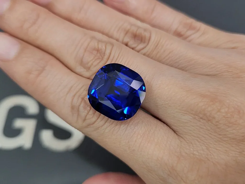 Крупный синий сапфир Royal Blue в огранке кушон 30,67 карат, Шри-Ланка  Изображение №2