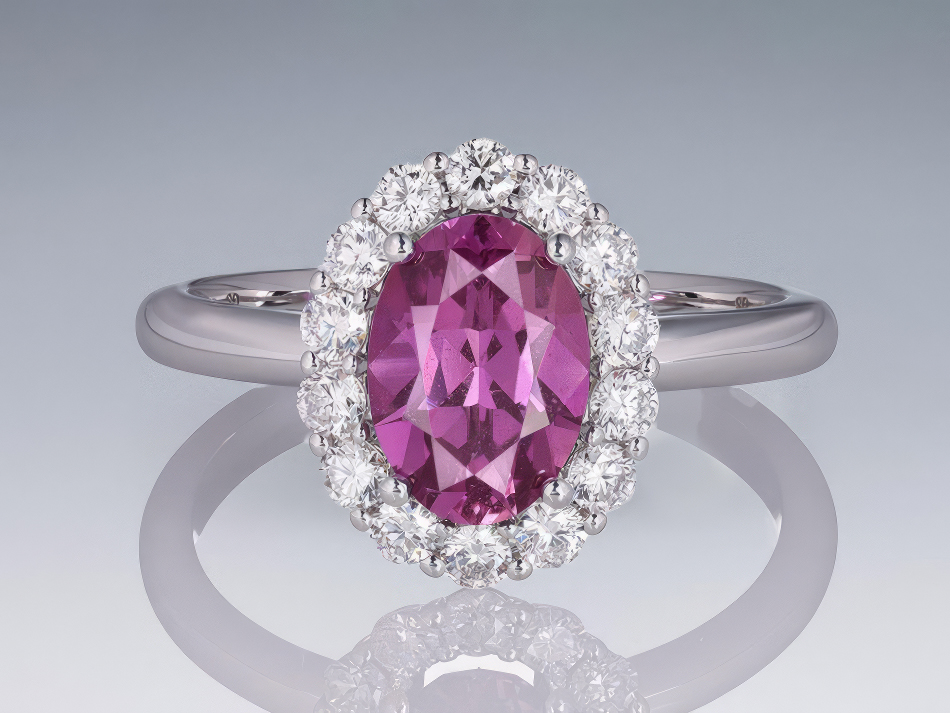 Кольцо с негретым фиолетовым сапфиром 1,54 карата и бриллиантами в белом золоте 750 пробы Изображение №1