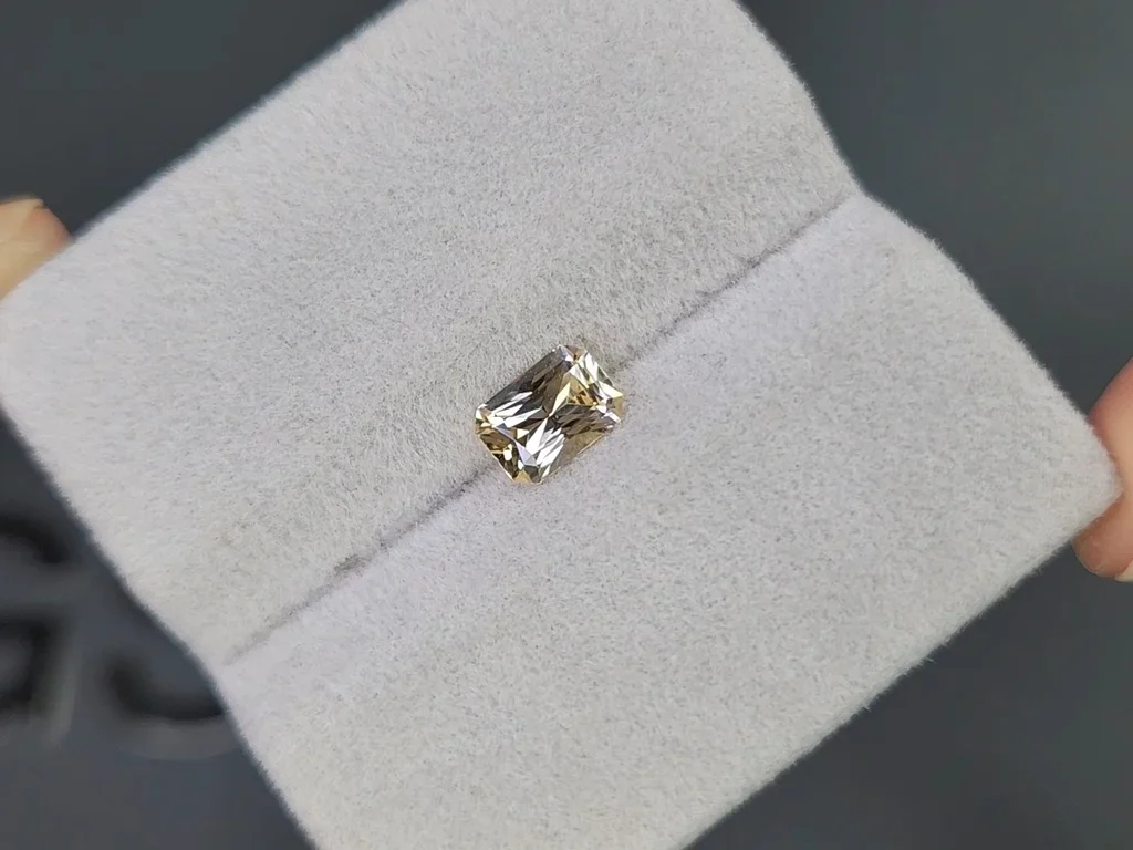 Необлагороженный желтый Pastel Yellow сапфир в огранке радиант 0,97 карата, Мадагаскар Изображение №4