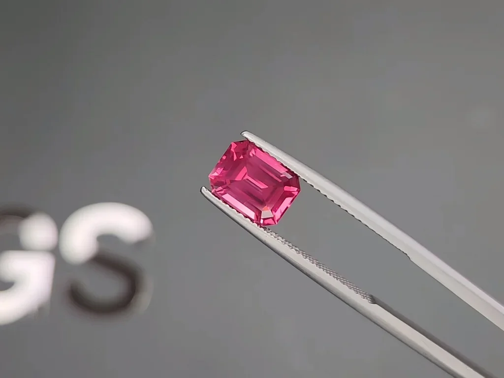 Шпинель Махенге Vivid Pink в огранке октагон 2,63 карата, Танзания  Изображение №3