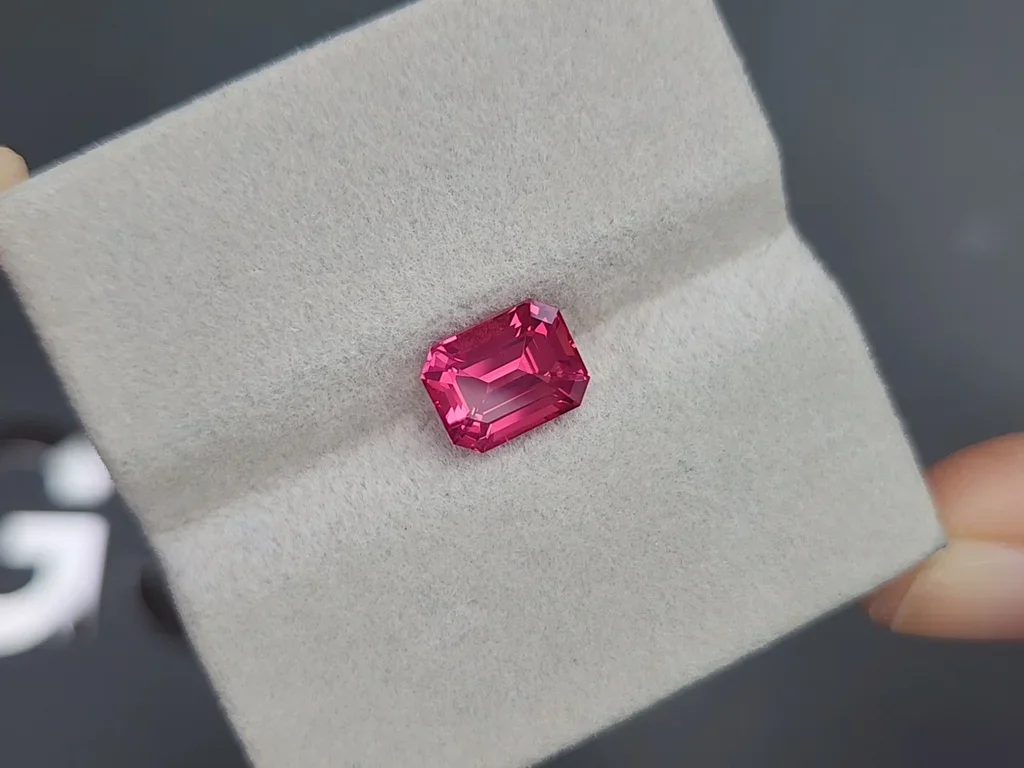 Шпинель Махенге Vivid Pink в огранке октагон 2,63 карата, Танзания  Изображение №4