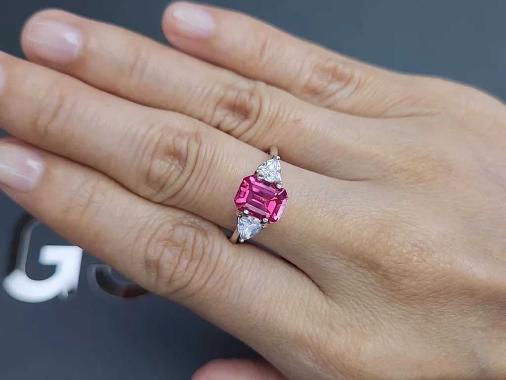 Шпинель Махенге Vivid Pink в огранке октагон 2,63 карата, Танзания  Изображение №5