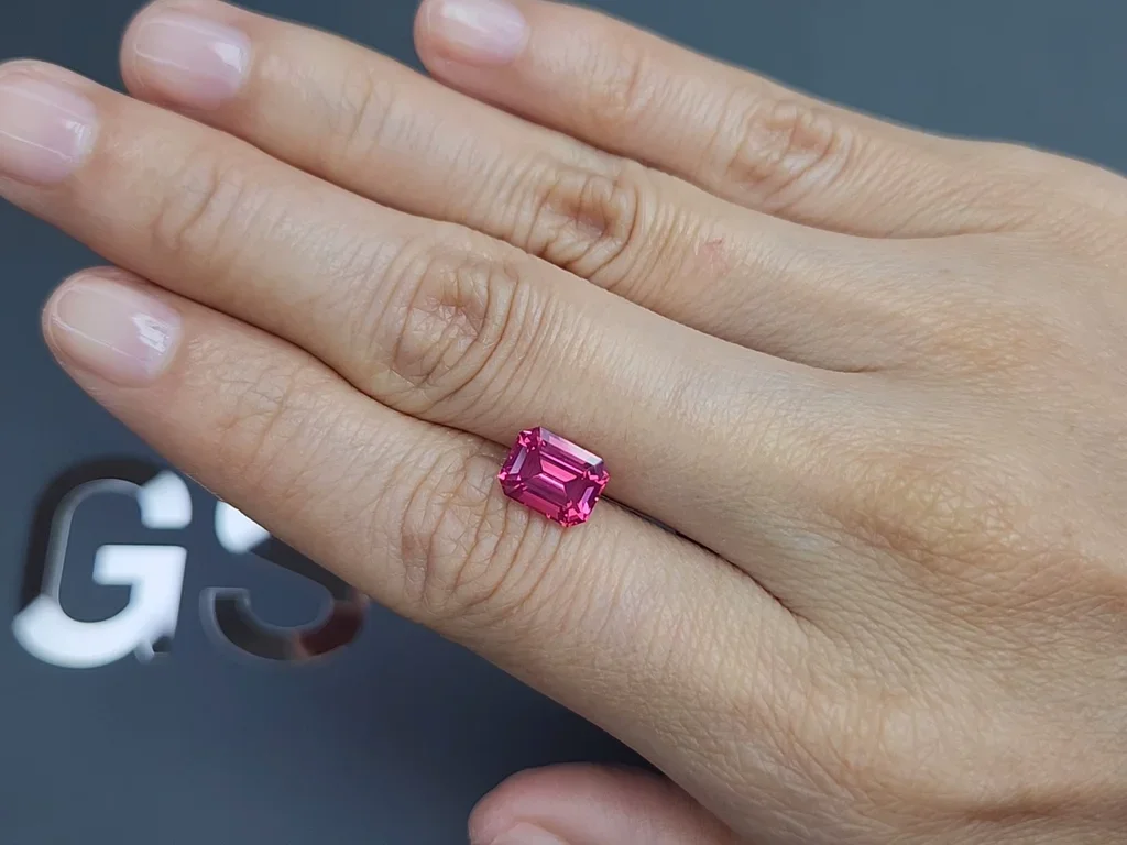 Шпинель Махенге Vivid Pink в огранке октагон 2,63 карата, Танзания  Изображение №2