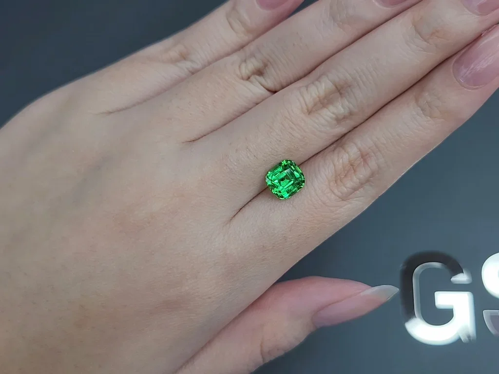Гранат цаворит Intense Green в огранке кушон 2,67 карата, Танзания  Изображение №2