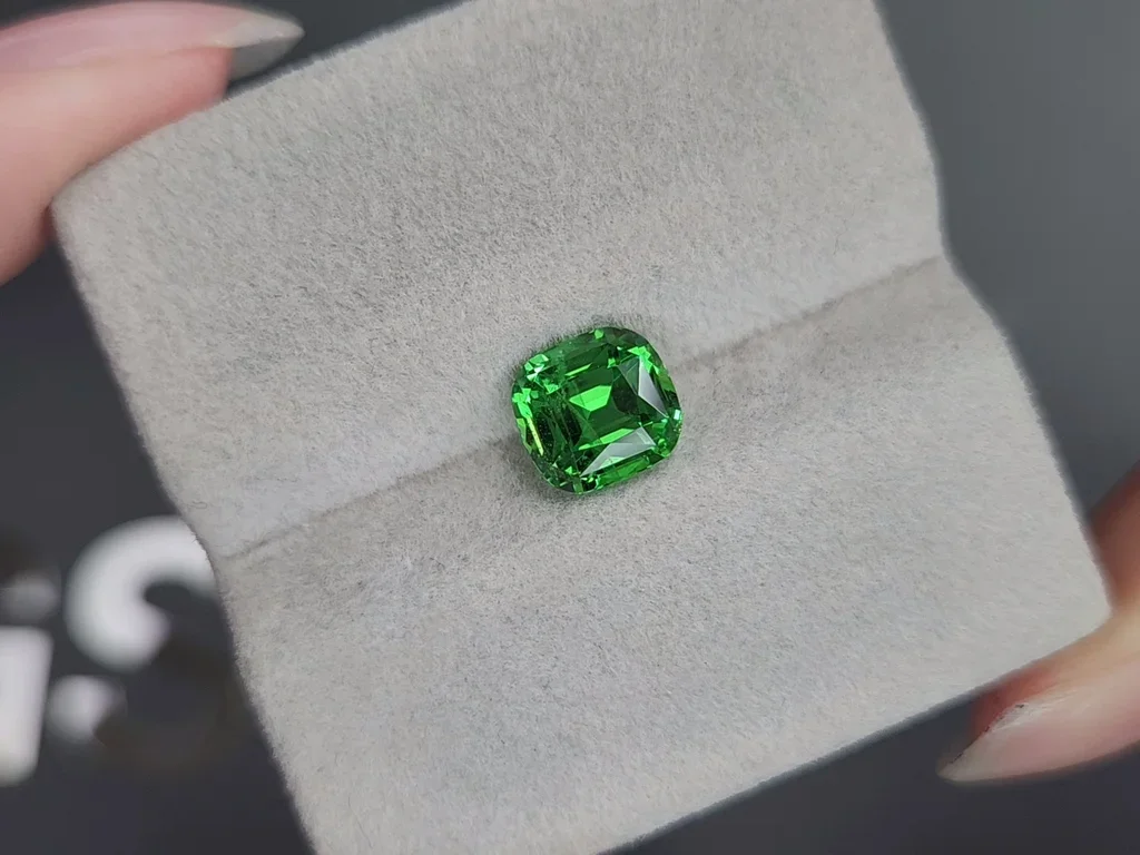 Гранат цаворит Intense Green в огранке кушон 2,67 карата, Танзания  Изображение №4