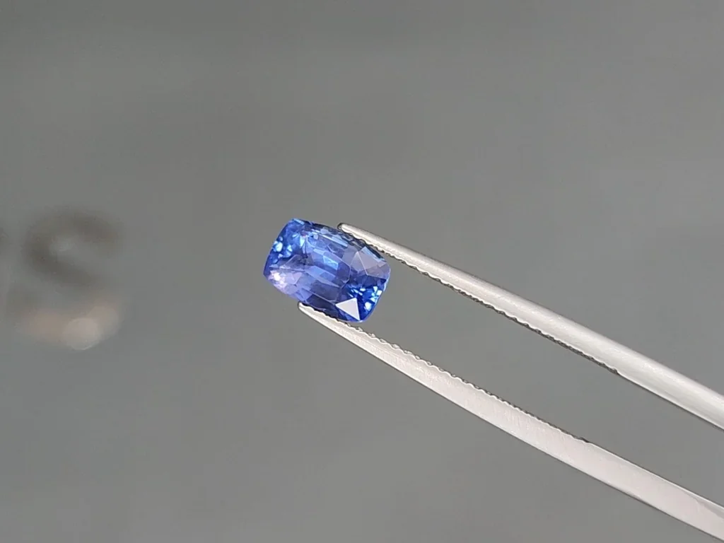 Негретый сапфир Cornflower Blue в огранке кушон 2,02 карат, Шри-Ланка Изображение №3