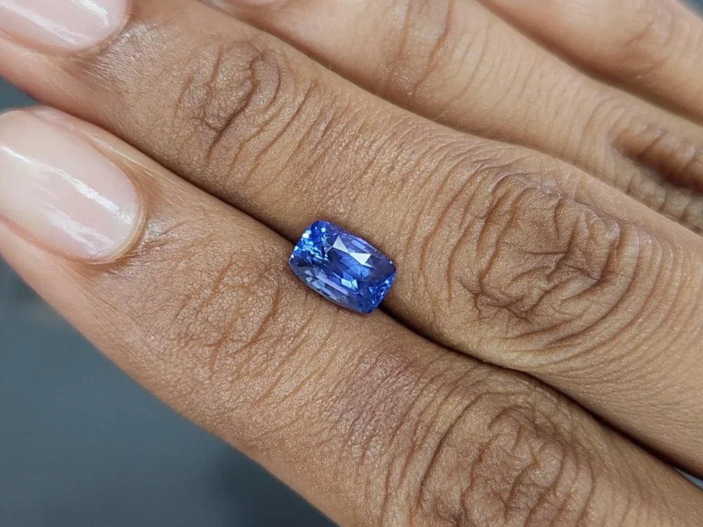 Негретый сапфир Cornflower Blue в огранке кушон 2,02 карат, Шри-Ланка Изображение №2
