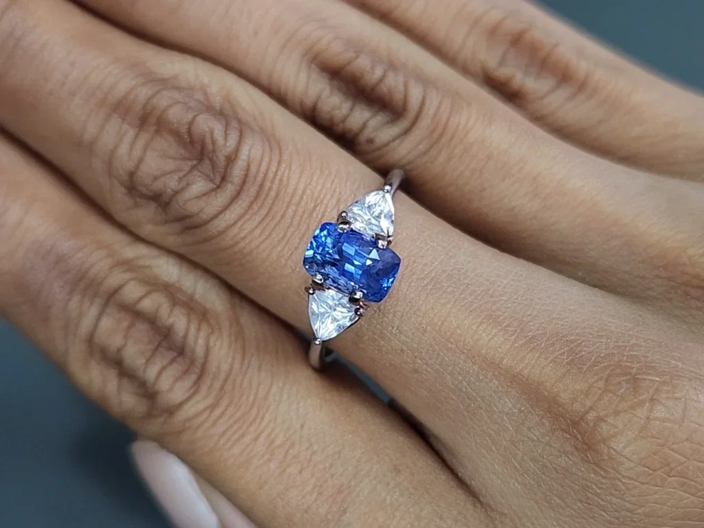 Негретый сапфир Cornflower Blue в огранке кушон 2,02 карат, Шри-Ланка Изображение №5