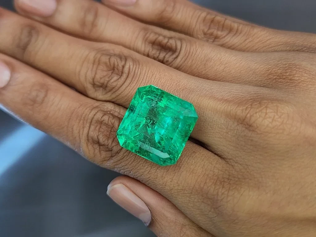 Крупный изумруд Intense Green в огранке октагон 29,23 карат, Колумбия Изображение №2