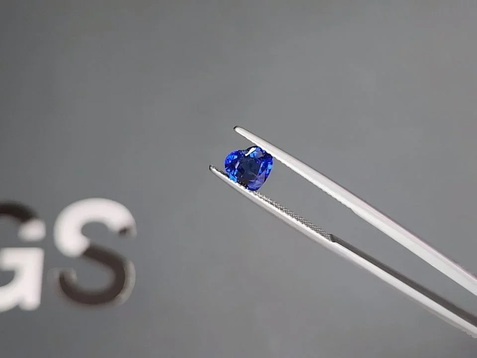 Синий сапфир Royal Blue в огранке сердце 1,31 карата, Шри-Ланка Изображение №3