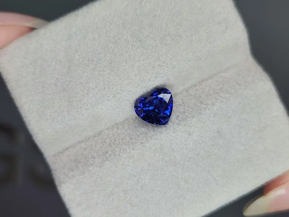 Синий сапфир Royal Blue в огранке сердце 1,31 карата, Шри-Ланка Изображение №4