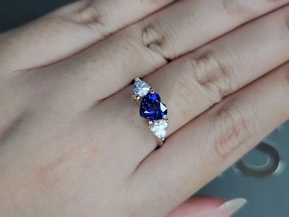 Синий сапфир Royal Blue в огранке сердце 1,31 карата, Шри-Ланка Изображение №5