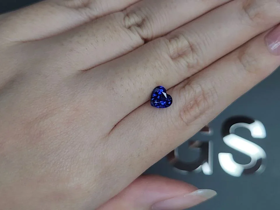 Синий сапфир Royal Blue в огранке сердце 1,31 карата, Шри-Ланка Изображение №2