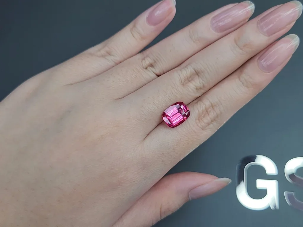 Шпинель Махенге Vivid Pink в огранке кушон 4,04 карата, Танзания  Изображение №2
