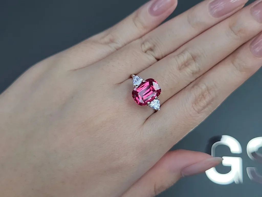 Шпинель Махенге Vivid Pink в огранке кушон 4,04 карата, Танзания  Изображение №5