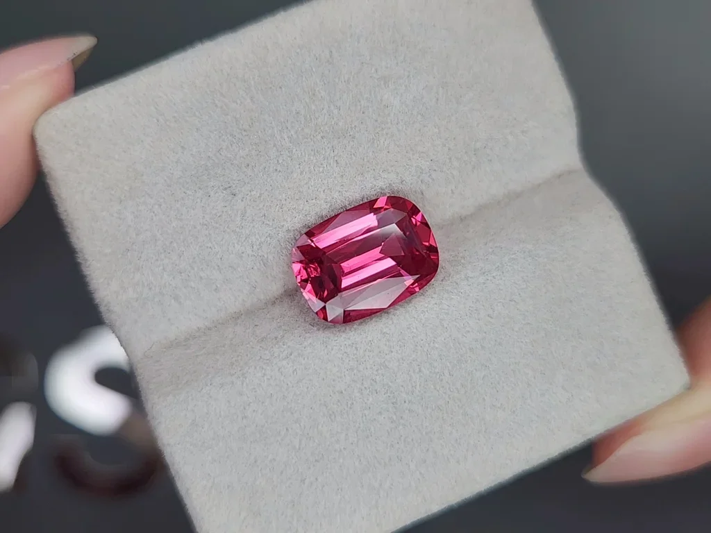 Шпинель Махенге Vivid Pink в огранке кушон 4,04 карата, Танзания  Изображение №4