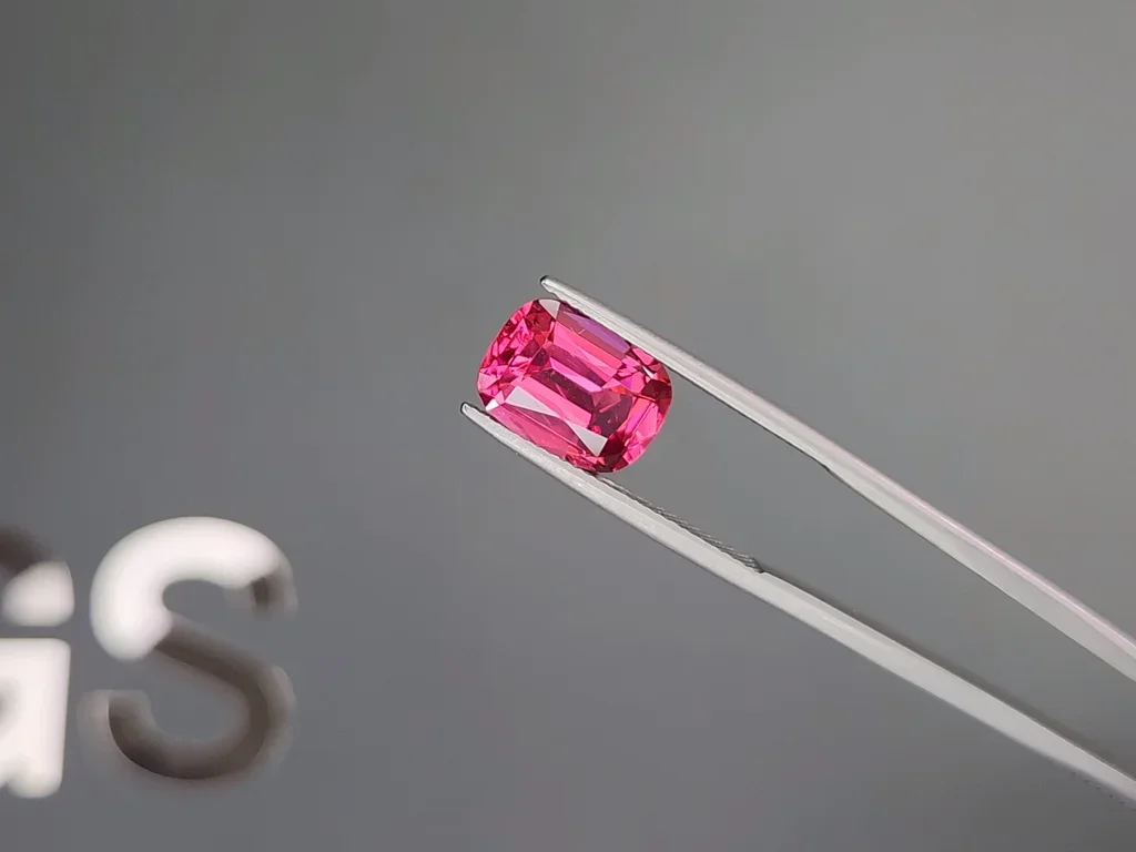 Шпинель Махенге Vivid Pink в огранке кушон 4,04 карата, Танзания  Изображение №3