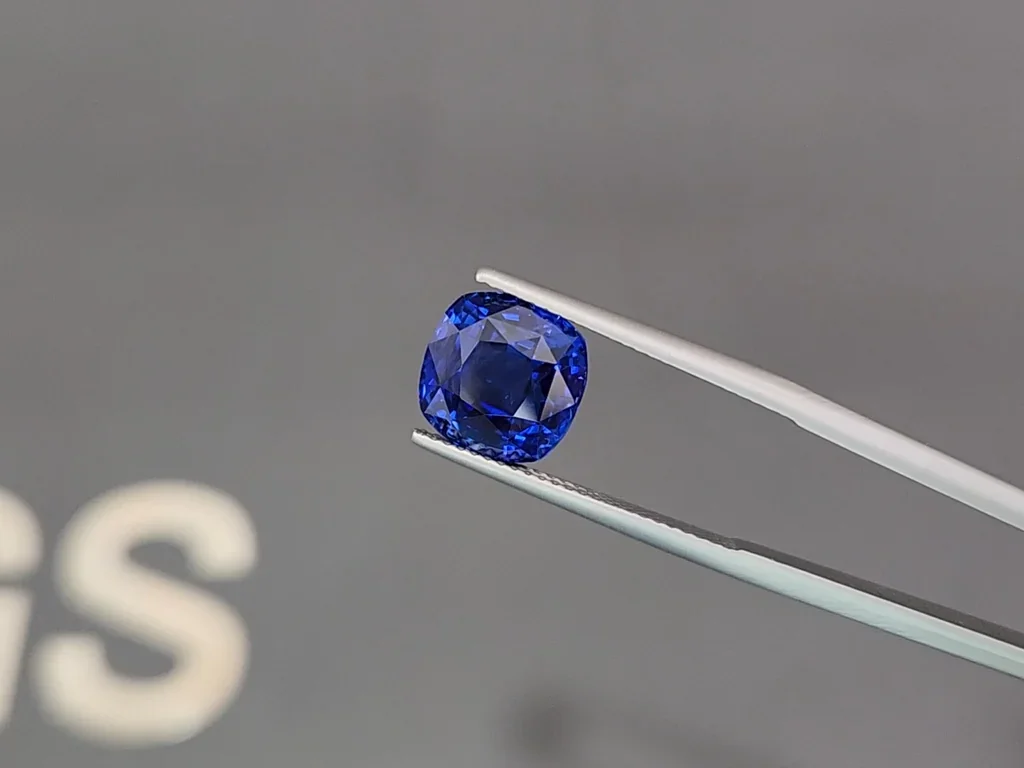 Негретый сапфир Royal Blue в огранке кушон 7,09 карата, Мадагаскар Изображение №3